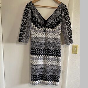 Adrianna Papell Black White Metallic Knit Dress Size 6 V-Neck 3/4 Sleeve Evening